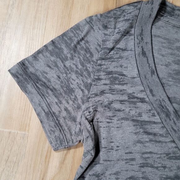 🔹️DASH Gray & Silver 'Dash' Vneck Short Sleeve Tshirt Small - Picture 5 of 8